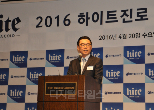 20일 서울 소공동 웨스틴조선호텔에서 열린 하이트진로 '올뉴하이트 출시' 기자간담회에서 김인규 하이트진로 사장이 신제품 출시 배경과 올해 사업 전략을 밝히고 있다. 하이트진로 제공